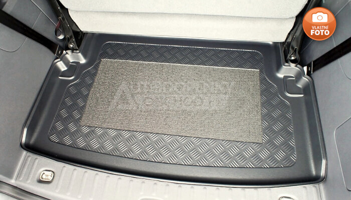 Vana do kufru přesně pasuje do zavazadlového prostoru modelu auta VW Caddy Maxi 2007-